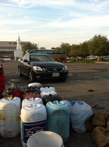 سعوديون يمتهنون غسيل السيارات بالدمام