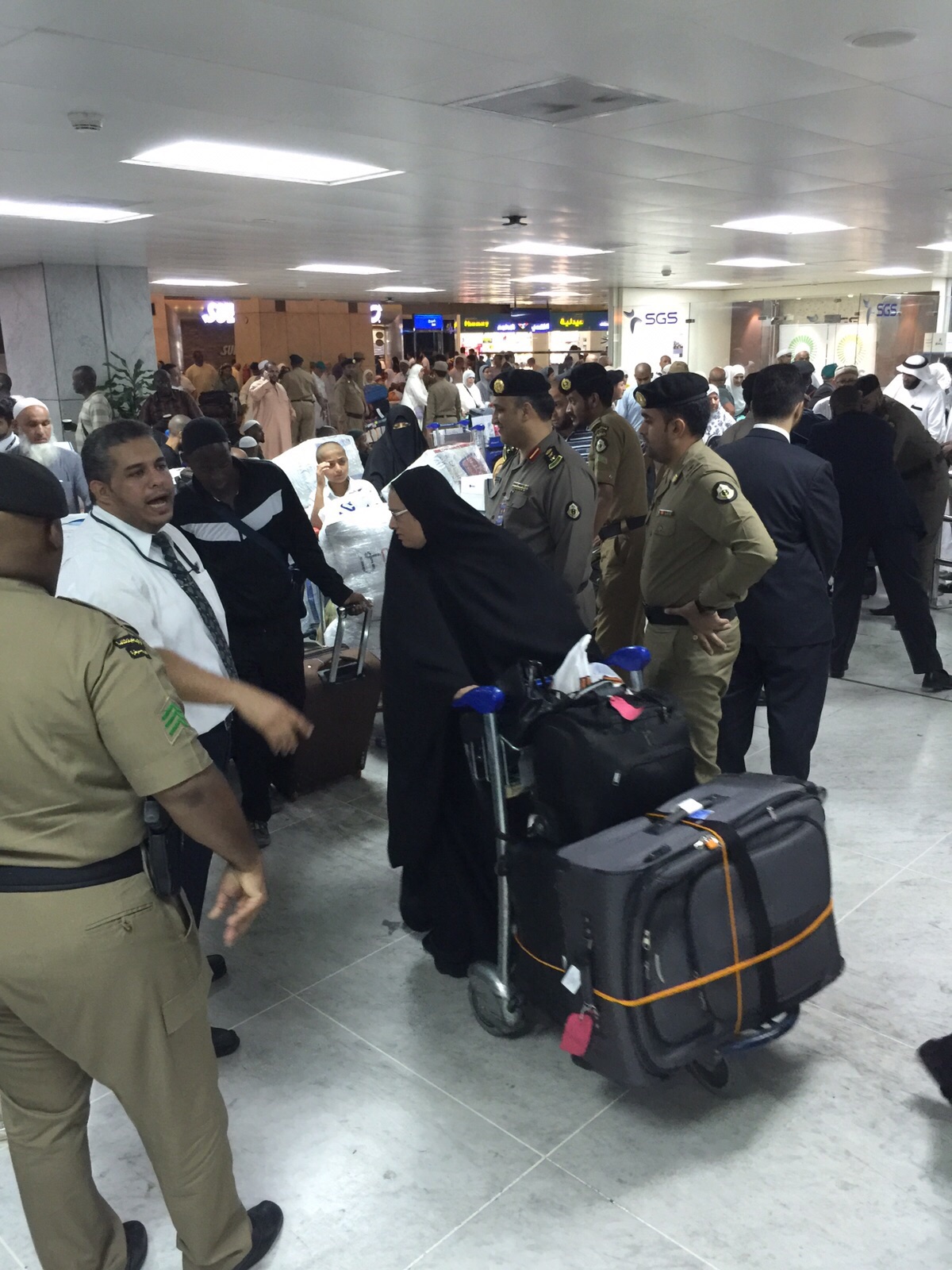 مطار #جدة: صاحب مقطع الفيديو دخل في مشادة مع موظف