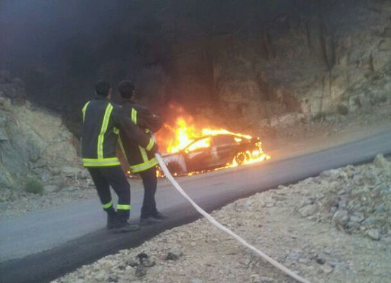 قائد سيارة يقفز من الزجاج بعد احتراقها في الباحة