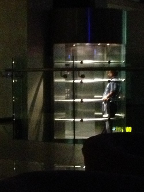 “مدني” جدة ينقذ آسيوياً احتجز بمصعد