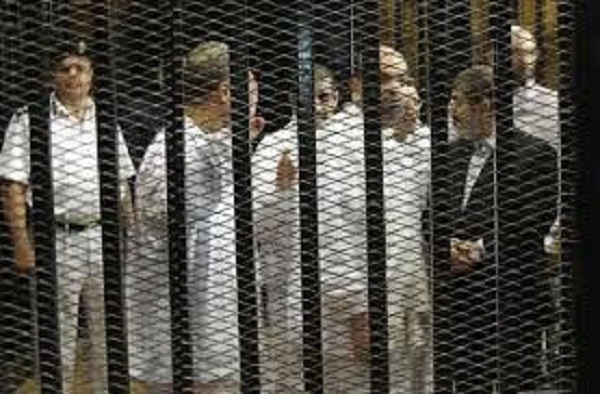 5 محامين يلتقون مرسي الثلاثاء.. واتجاه للدفع بعدم اختصاص المحكمة