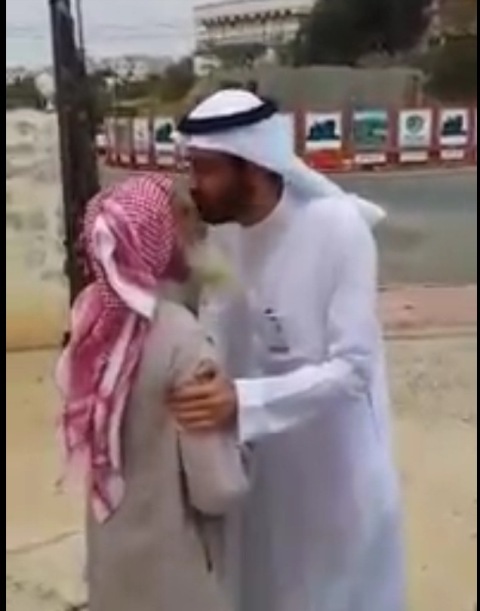 بالفيديو ..وزير التجارة يُقبّل رأس مُسن ويوجه بإنهاء معاملته