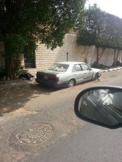 سيارة مجهولة بشارع في جدة تثير تساؤل الأهالي