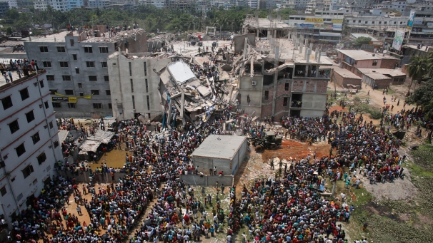 معجزة.. امرأة تلد طفلاً تحت حطام بناية بنجلاديش