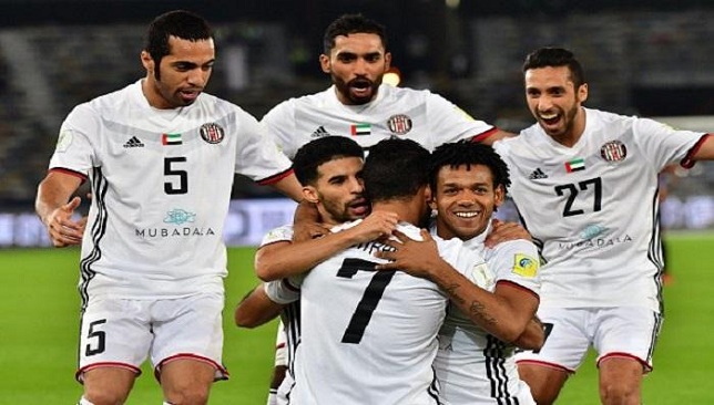 بالصور.. لاعبو الجزيرة الإماراتي يؤدون العمرة بعد مباراة الأهلي