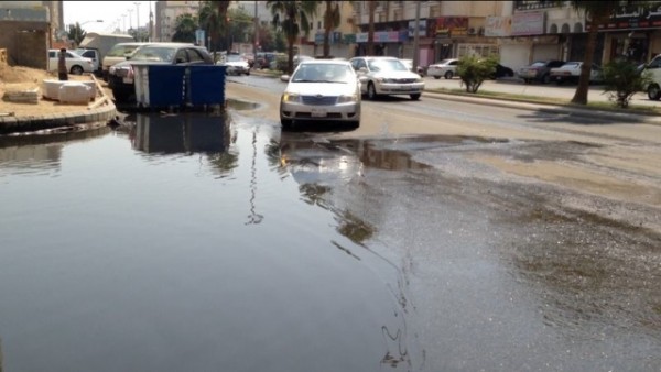بالفيديو والصور .. شارع “صحافة جدة” يغرق بـ” المجاري”