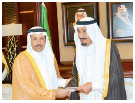 الأمير سلمان يسلم آل فائع جائزة الملك عبدالعزيز للكتاب