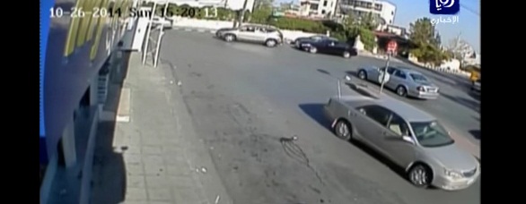 #تيوب_المواطن : سيارة تدهس أحد المارة في عمان وتلوذ بالفرار