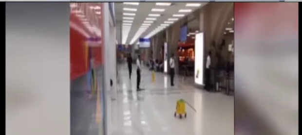 #تيوب_المواطن :طريقة “بدائية” لتنظيف مطار جدة