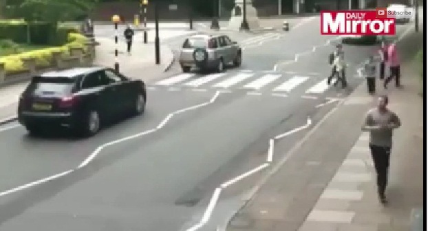 #تيوب_المواطن :سائق يصدم سيدة بسيارته ويفر هاربًا