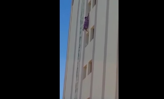 #تيوب_المواطن :  عاملة منزلية تقفز من الطابق الخامس