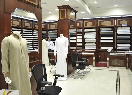 بالصور.. كأس العالم يخطف زبائن محال الخياطة والأقمشة الرجالية بجدة