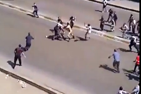بالفيديو.. معارضون بمصر يتهجمون على رجلي أمن