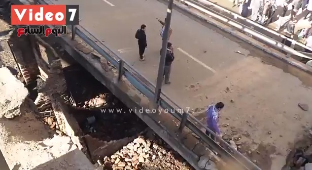 بالفيديو.. وفاة وإصابة 3 أشخاص في انهيار جسر شمال القاهرة