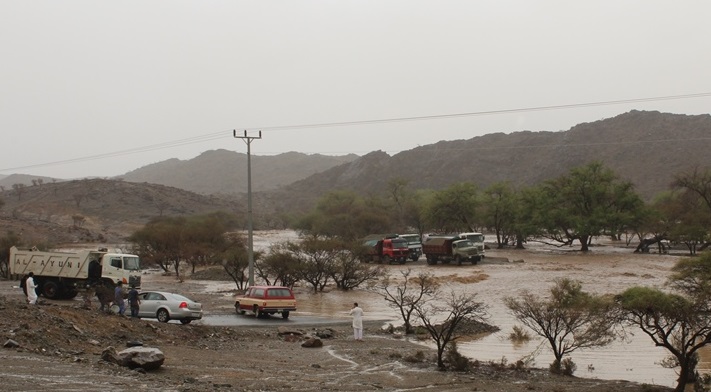 بالصور.. أمطار الباحة تقطع عدداً من الطرق