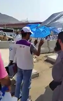 بالفيديو.. موظف stc يسحب مظلة تحمل شعار موبايلي من الحجاج