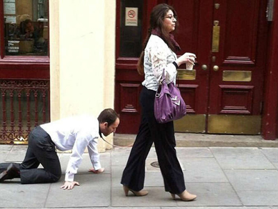 صورة لسيدة تسحب رجلاً بسلسلة في بريطانيا تثير جدلاً