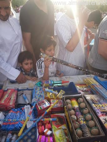 “المواطن” ترصد شراء الأطفال للألعاب النارية في عسير