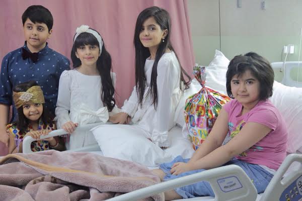 بالصور.. عضوات أصدقاء المرضى يُعايدن المنومين بمستشفى الملك سعود في عنيزة