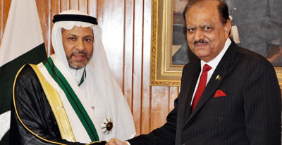 الرئيس الباكستاني يقلد سفير المملكة السابق وسام “القائد الأعظم”