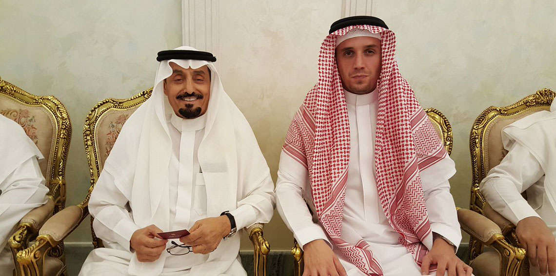 بالفيديو.. نجم نادي برشلونة السابق يشهر إسلامه في المملكة