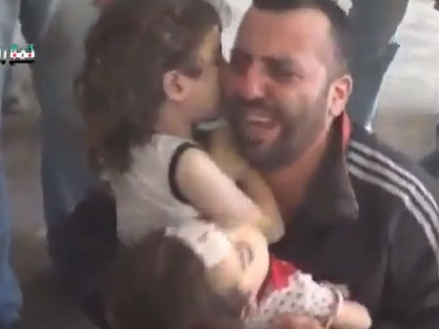 بالفيديو سوري يودع بناته: “يا أبي قومي دخيل الله “