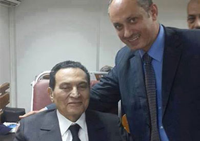 “مبارك” يظهر لأول مرة في معرض الكتاب بالقاهرة بعد تنحيه