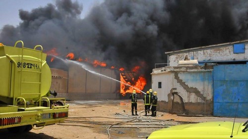 بالصور.. 27 فرقة من الدفاع المدني تخمد حريقاً في مستودع بجدة
