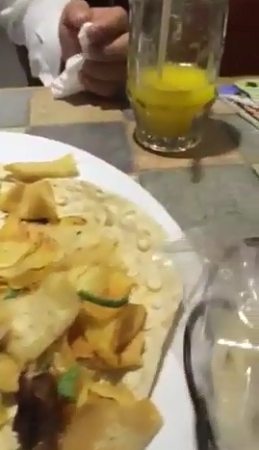 بالفيديو.. “دودة” تشارك زبوناً وجبته في مطعم بالرياض