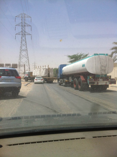 حظر دائري الرياض يدفع الشاحنات لشارع داخلي وتهديد حياة المارّة
