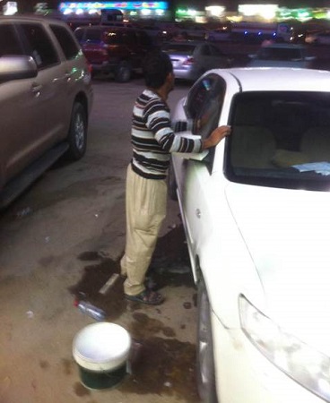 عمّال مخالفون يغسلون السيارات في الرياض!