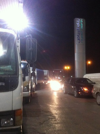 بالصور.. تزاحم الشاحنات على محطات الوقود بالرياض