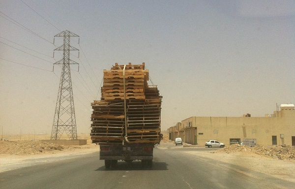 سيارة بحمولة زائدة ترعب سالكي طريق جنوبي الرياض