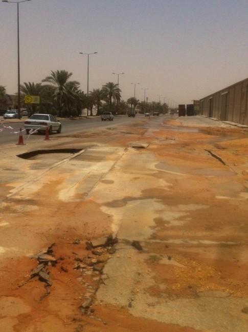 انكسار أنبوب مياه بطريق “الخرج – الرياض” يؤدي لهبوط أرضي