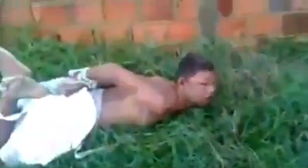 بالفيديو .. التعذيب بلسع الحشرات عقاباً للسارق في البرازيل