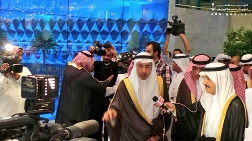 بالصورة .. أمير الرياض يمسك الـ”مايكرفون” لمسؤول
