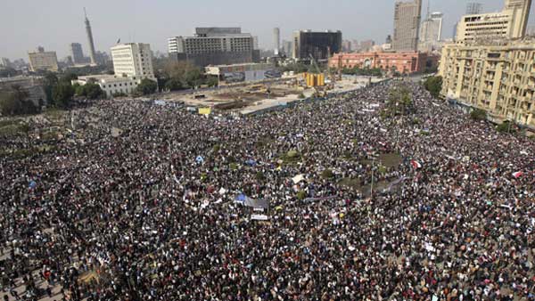 ميدان التحرير وقصر الاتحادية يكتظان بملايين المتظاهرين المؤيدين للقوات المسلحة المصرية