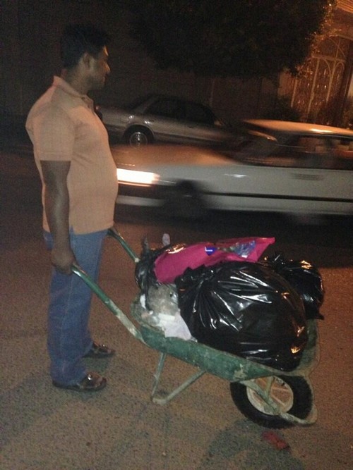 بالصور.. سكان “سحيلي الطائف” ينقلون النفايات بسياراتهم الخاصة