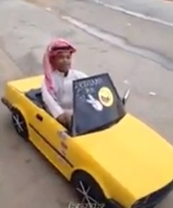 بالفيديو.. سعودي “قصير القامة” يقود أصغر سيارة بالعالم