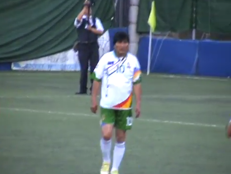 بالفيديو.. رئيس بوليفيا لاعب خط وسط في نادي سبورت بويز