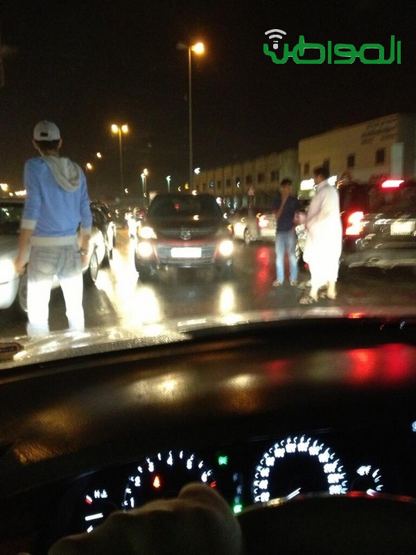 شبان ينظمون حركة السير في الرياض!