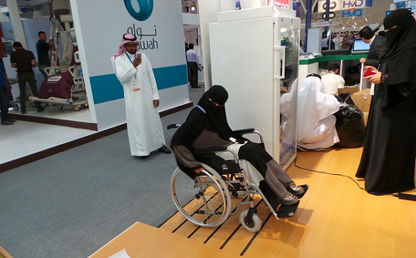 زائرون لمعرض صحي: من يستغل مواقف ذوي الإعاقة أناني