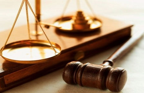 المحكمة الجزائية تصدر أحكاماً بإدانة 4 متهمين بالسجن والمنع من السفر خارج البلاد