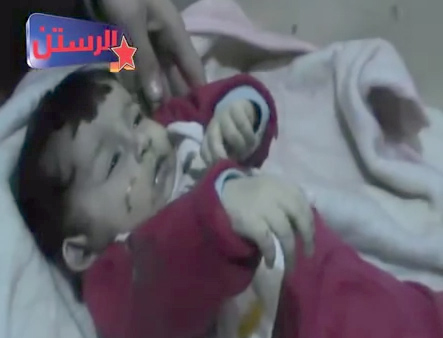 بالفيديو.. استشهاد طفل سوري بالرستن بسبب البرد القارس والثلوج