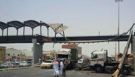 شاحنة نقل تحطم جزءاً من جسر “الروابي” بجدة