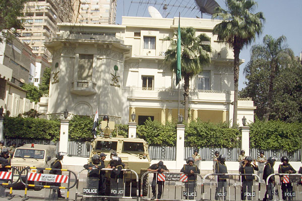السفارة السعودية بالقاهرة تخصص هواتف للتواصل في حال الطوارئ