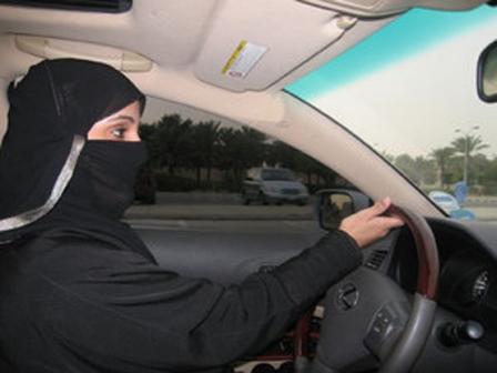 عضو شورى: قيادة المرأة للسيارة تقلل الحوادث !