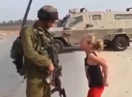 شاهد.. طفلة فلسطينية تتحدى جندياً إسرائيلياً
