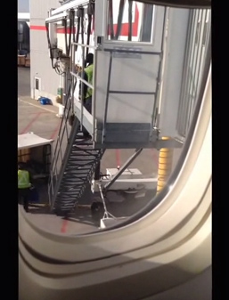 استهتار عمال مطار بحقائب المسافرين يدفع “إير كندا” للاعتذار