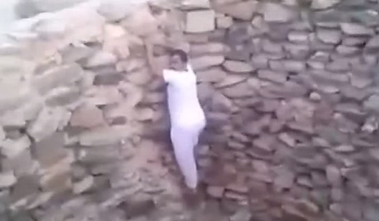 بالفيديو.. سعودي ينقذ كلباً من بئر مكشوفة رأفةً بحاله